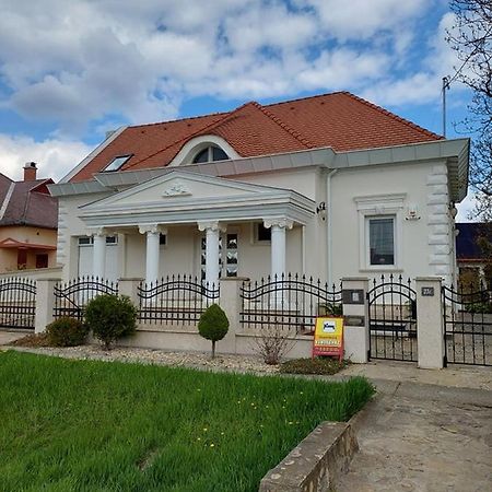 Gombos Apartman Apartment Hajduszoboszlo Exterior photo