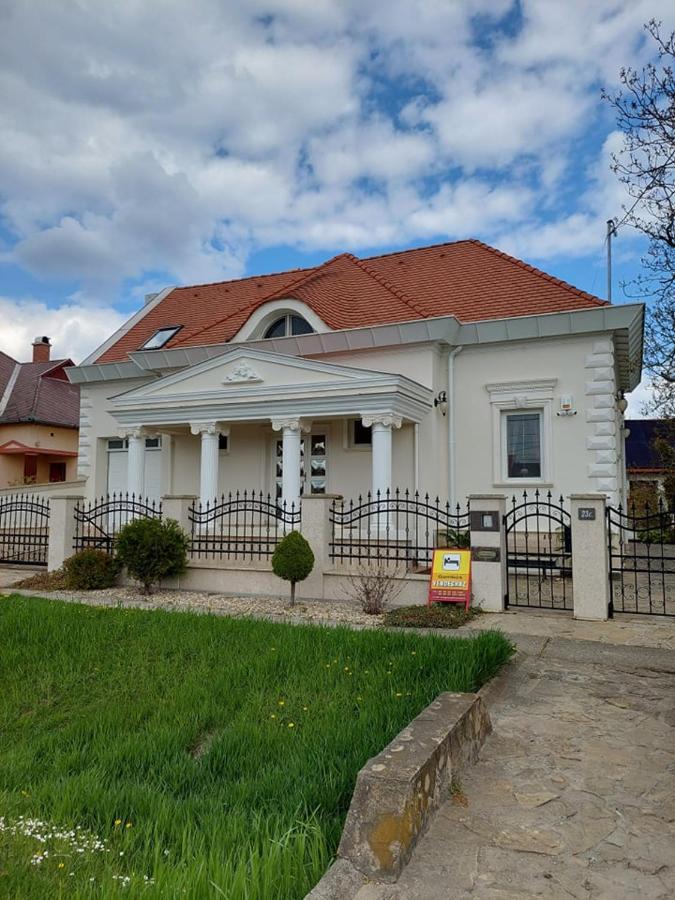 Gombos Apartman Apartment Hajduszoboszlo Exterior photo