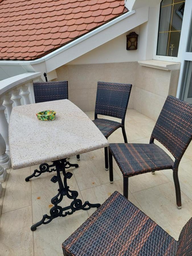 Gombos Apartman Apartment Hajduszoboszlo Exterior photo